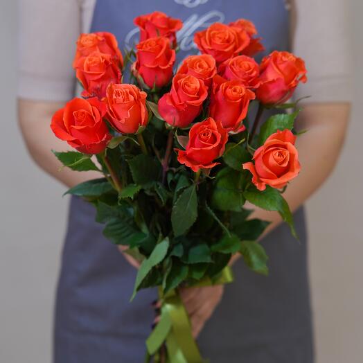 Ramo de flores vivas de 15 rosas Ecuatorianas naranjas de 50 cm debajo de la cinta