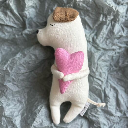 Игрушка щенок с розовым сердцем в руках