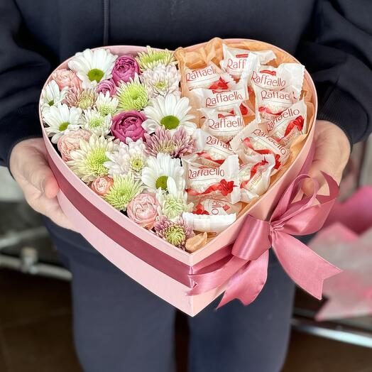 Цветы и конфеты в коробке сердце