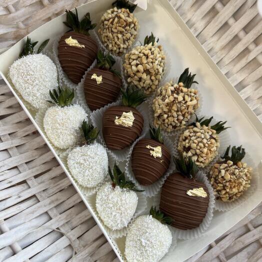 Вкусный подарок  клубника на день рождения