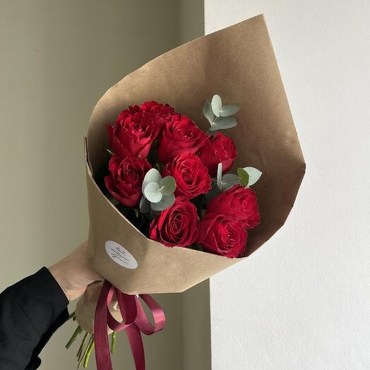 Букет из 9 роз и зелени