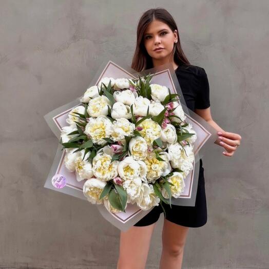Cascada de Eter – Ramo de peonias con alstroemerias en tonos primaverales