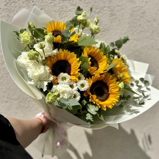 Букет подсолнухи с лизиантусом и эвкалиптом