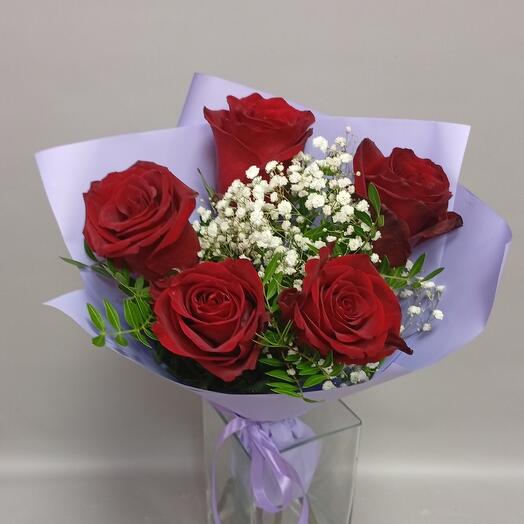 Ramo de rosas con gypsophila