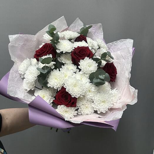 Букет из роз и хризантем с эвкалиптом