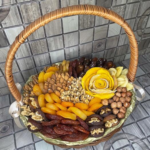 Корзина с сухофруктами и орехами и манго