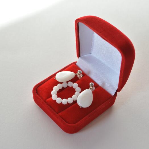 Set (earrings and ring) made of mother of pearl
