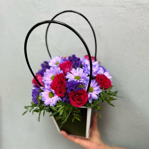 Композиция из цветов в сумке
