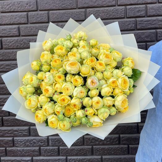 Желтая кустовая пионовидная роза 💛