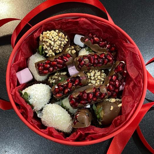 Десерты в шоколаде (клубника, гранат) Гранитный камушки