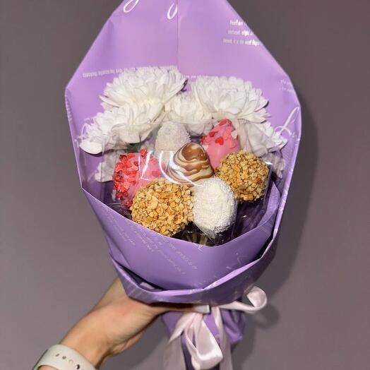 Букет из клубники в шоколаде с хризантемами
