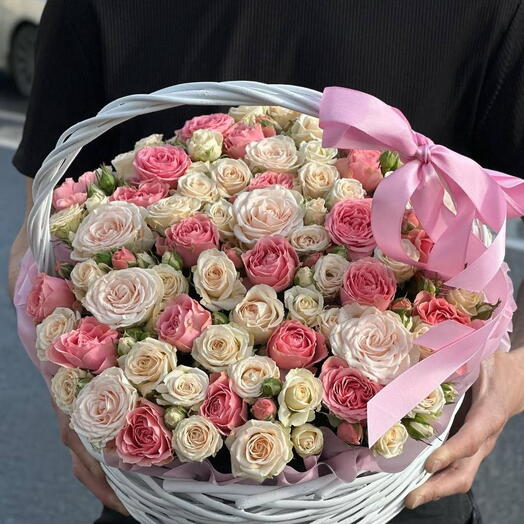 PACH   PINK SPERY ROSES IN A SMALL BASKET