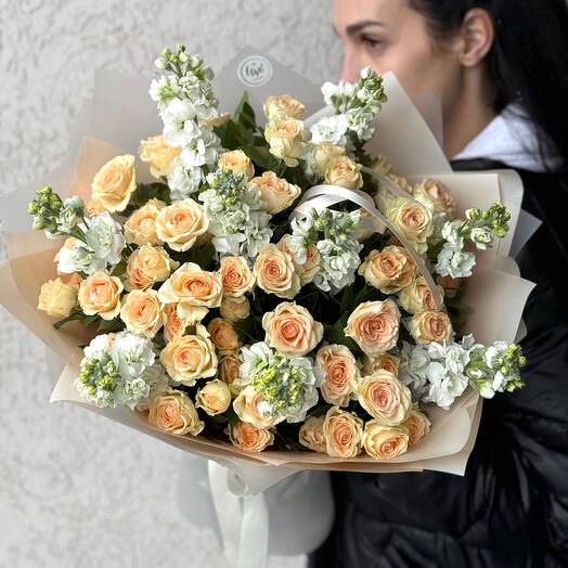 Rosas de arbusto con mattiola