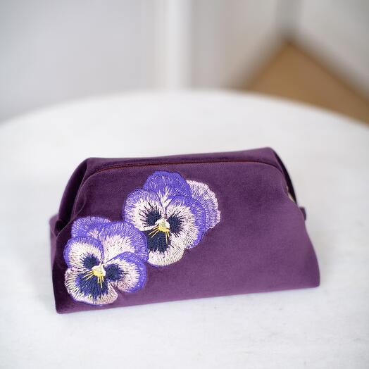 Бархатная косметичка с вышивкой, коллекция Фиалка цвет фиолетовый, ручная работа
