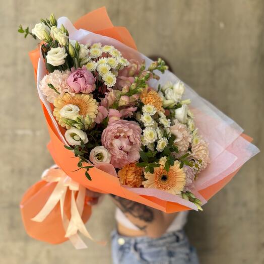 Авторский букет с пионами "Персиковый поцелуй лета"