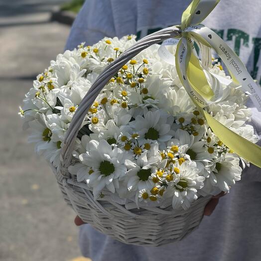 Корзина с ромашками