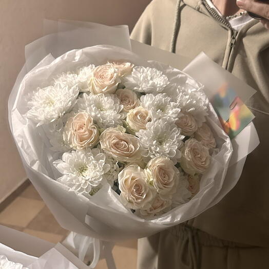 Букет с хризантемой и пионовидными розами