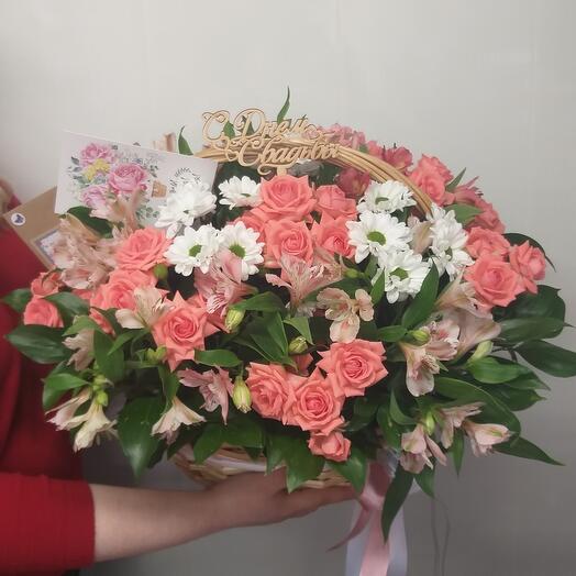 Корзина с цветами роза кустовая,альстромерия,хризантема кустовая