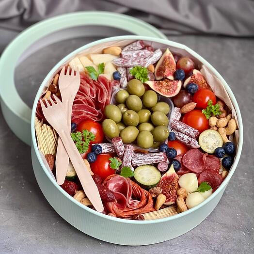 Подарок с сырным и мясным составом