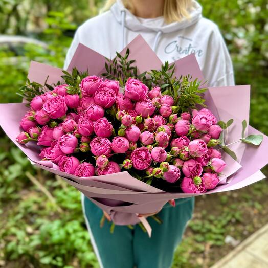 Ramo elegante con rosas de arbusto en forma de peonía