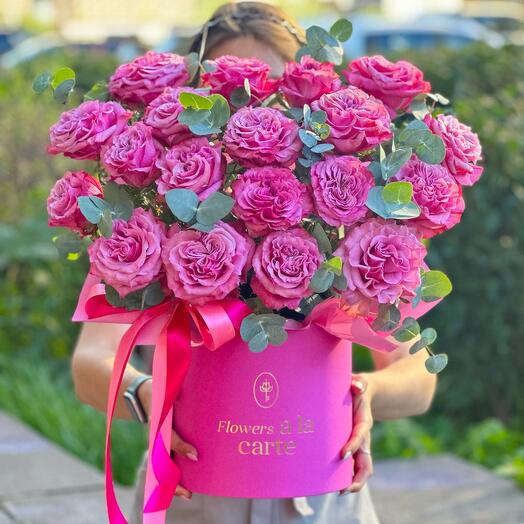 Rosas en forma de peonía en una Caja de sombrero