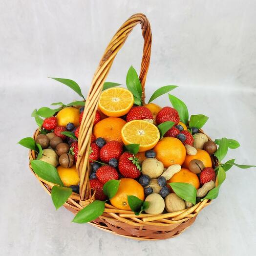 Фруктовая корзина с орехами, мандаринами, клубникой  "счастливая белочка"