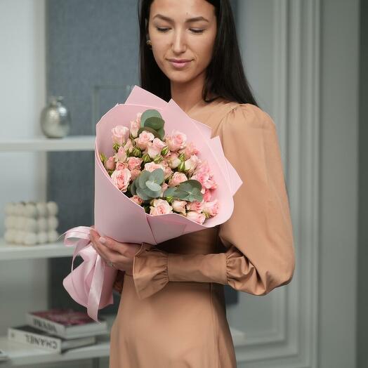 Кустовые розы розовые с эвкалиптом (M) (126)