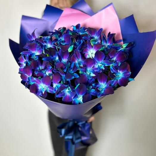Ramo espacial de orquídeas azules en paquete delicado