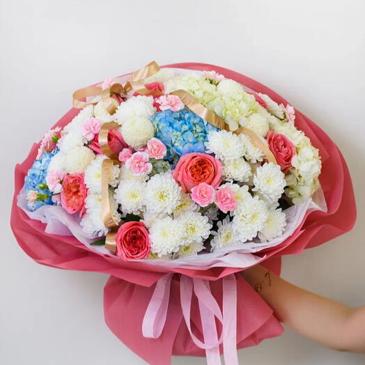 Букет из гортензии, гвоздик и  роз