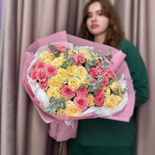 Роза кустовая с эвкалиптом