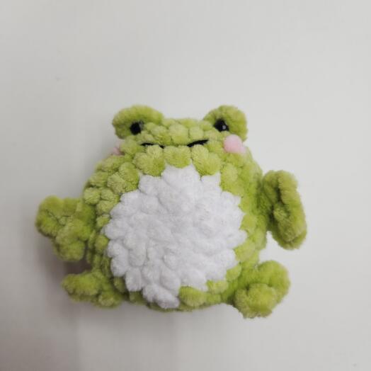 Брелок-лягушка ручной работы