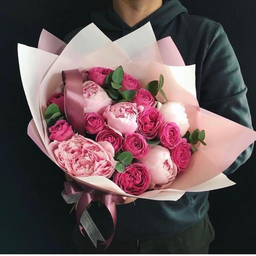 Ramo de Peonías y Rosas arbustivas en forma de Peonía con Eucalipto