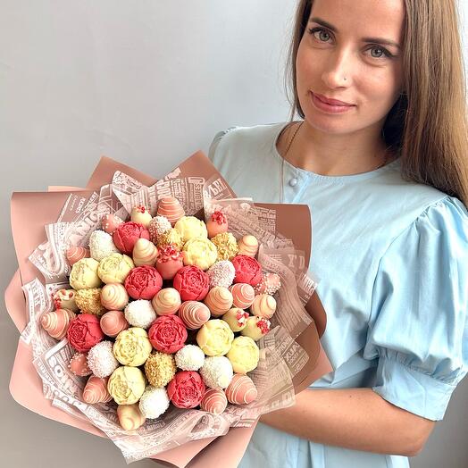 Букет «Королева» из шоколадных пионов и клубники (80)