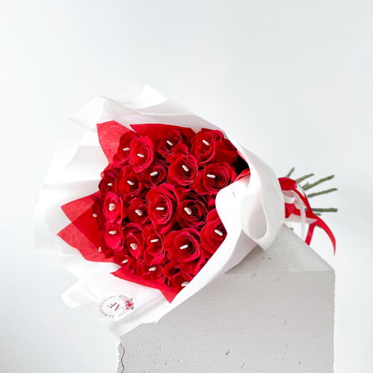 Bouquet di rose rosse con spille a forma di cuore