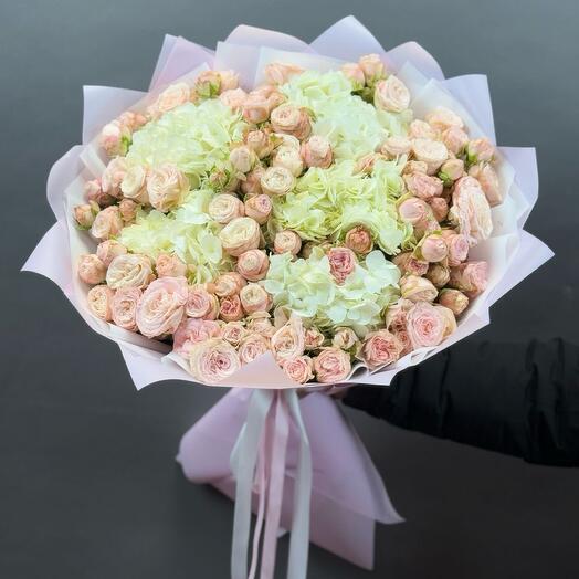 Гортензия с кустовыми розами