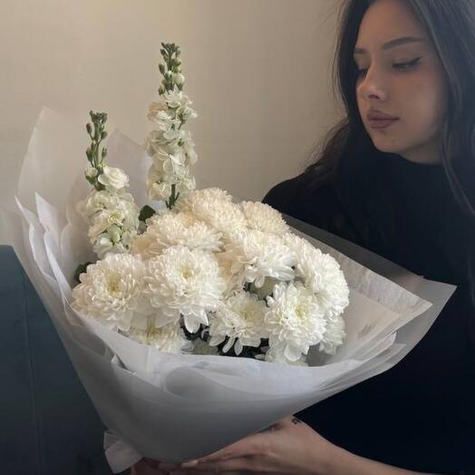 Цветы за отзыв в 🎁 Букет для девушки из белоснежной хризантемы сорта Алтай с маттиолой