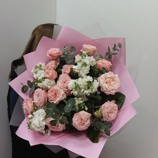 Ramo de rosas arbustivas en forma de peonía, mattiola, eucalipto