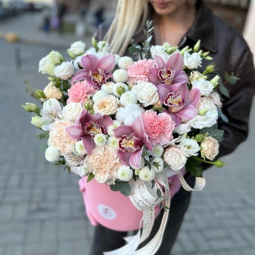 Цветы в коробке с орхидеями|куст розой|диантусами