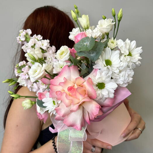 Цветы в коробке «Нежность» французская Роза, маттиола, эустома и пион кустовая Роза