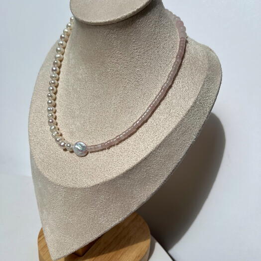 Колье из розового кварца и жемчуга