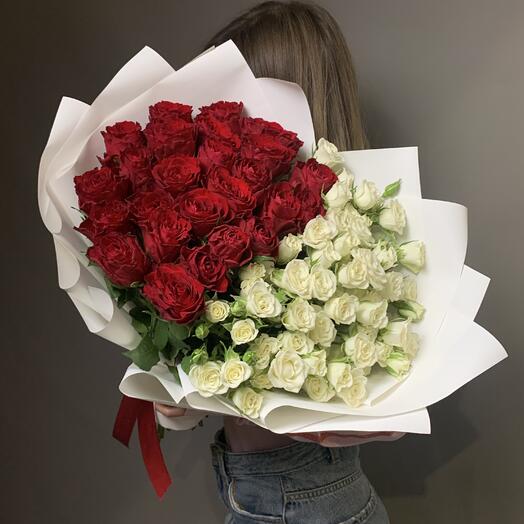 Букет L "Love is..." белый из кустовых белых роз и красных одноголовых
