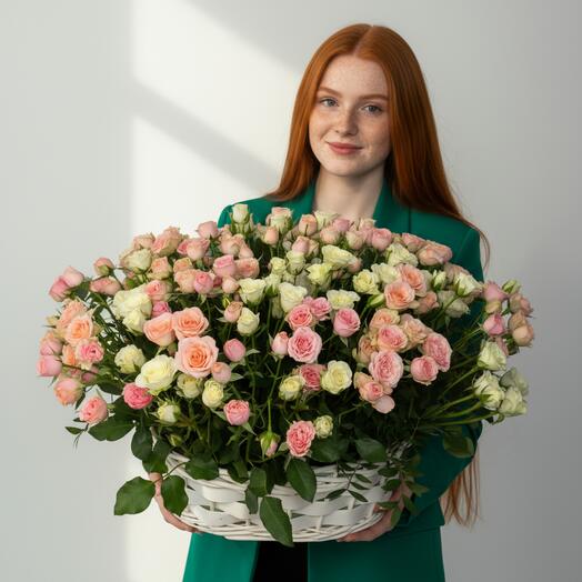Корзина с кустовыми розами 51 шт