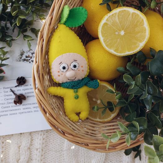 Ёлочная игрушка ручной работы. Сувенир из фетра Лимончик