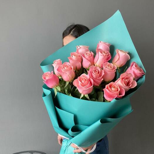 Розовые розы 15 шт в изумрудном оформлении