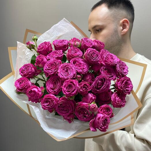 Монобукет из кустовой розы в современной упаковке