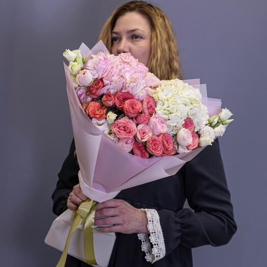 Ramo de Hortensias blancas y Rosadas, rosas arbustivas y Dianthus