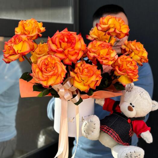 Букет из французских роз и мишки