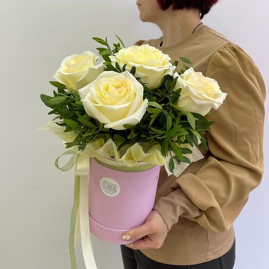 Lola white'S bouquet in a box of 5 white Candlelight roses with pistachios