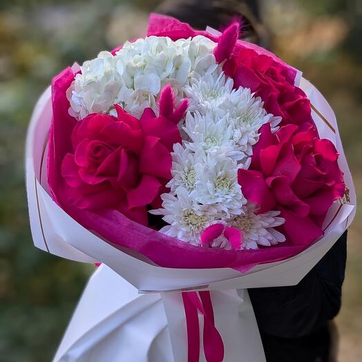 Яркий букет с гортензией и розами "Ягода-малина" S