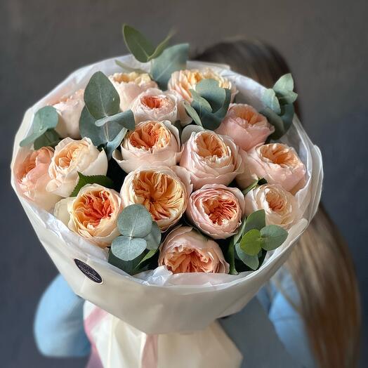 Букет пионовидных роз и эвкалипта «Персиковый сорбет»